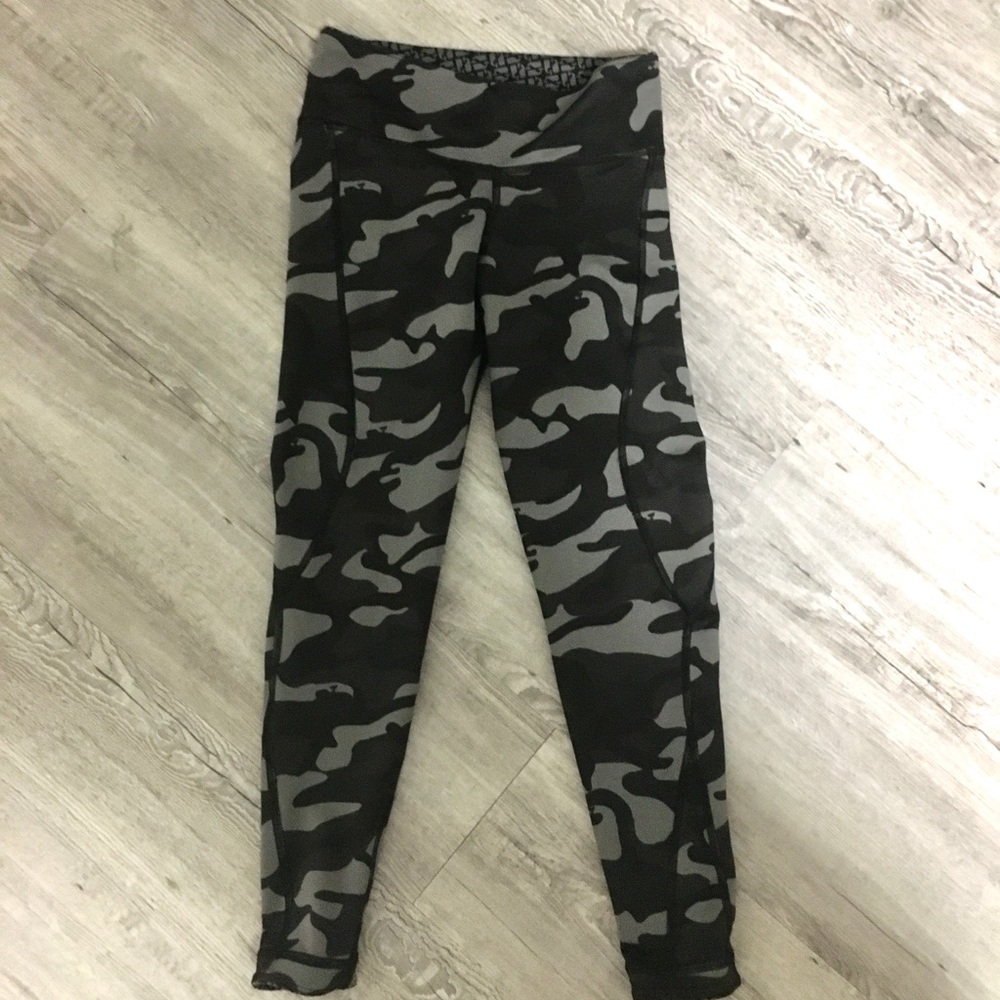Reversible athletic leggings